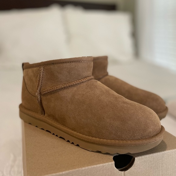 UGG Chestnut Ultra Mini Women’s Size 7/ Kids Size 6 - New With Box - Picture 3 of 8